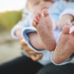 Praktyczne porady na wakacyjny wyjazd z niemowlęciem