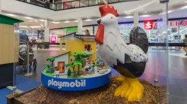 Wejdź do świata PLAYMOBIL. Nietypowa wystawa w Magnolia Park Dziecko, LIFESTYLE - Uwielbiani przez miliony dzieci bohaterowie świata PLAYMOBIL zawitali do Magnolia Park. Interaktywną wystawę 10 figurek o wysokości 150 cm można odwiedzać do końca wakacji. To jedyna taka wystawa w Europie.