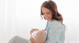 Światowy Tydzień Karmienia Piersią 2018 Dziecko, LIFESTYLE - Mleko kobiece to najlepszy pokarm dla niemowlęcia nie tylko odżywia i zapewnia zdrowy rozwój, ale również pomaga budować odporność dziecka i chroni je przed infekcjami. Właśnie rozpoczyna się Światowy Tydzień Karmienia Piersią, który o zaletach mleka mamy przypomina.