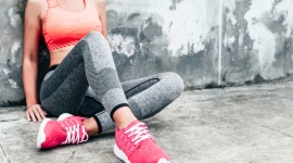 6 sposobów na zdrowe stawy , LIFESTYLE - Boli cię kolano, biodro, a może staw skokowy? Pamiętajmy, że problemy ze stawami mogą być związane z przeciążeniem, zanikiem kolagenu lub są objawem ich zwyrodnienia. Co możemy zrobić już dziś, by zadbać o nie we własnym zakresie? Oto kilka sposobów.