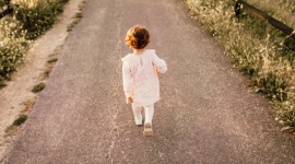 Pielgrzymka z maluchem. Jak zadbać o prawidłowe żywienie dziecka w tym czasie? Dziecko, LIFESTYLE - O tym, jak prawidłowo żywić dziecko w czasie długich wędrówek - także tych religijnych.