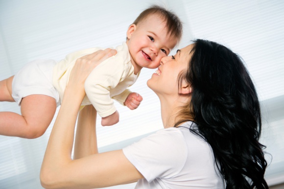 Mamy patent na bolesne ząbkowanie Dziecko, LIFESTYLE - Ząbkowanie to bardzo indywidualny okres dla każdego niemowlaka. Niektóre dzieci przechodzą go prawie bezobjawowo, inne donośnie informują świat o wyrastających im zębach płaczem i grymasami. Podpowiadamy najpopularniejsze sposoby, by każdy mógł znaleźć swój patent na ząbkowanie.