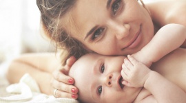 Przewodnik karmienia piersią dla mam wskazówki położnej Dziecko, LIFESTYLE - Czy nauka karmienia piersią jest niezbędna? Czy młoda mama instynktownie będzie wiedziała, jak to robić? Oto miniporadnik przygotowany przez eksperta bebiprogram.pl Agnieszkę Kacalak, położną w którym poznasz prawidłowe techniki karmienia.