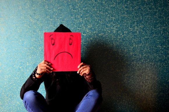 Emocjonalny teflon ciemna strona nadmiernej kontroli Psychologia, LIFESTYLE - Ponad milion Polaków cierpi na depresję i związane z nią choroby. Obawiamy się społecznego ostracyzmu, przez co nie chcemy przyznać głośno, że mamy problem. Czemu wolimy zachowywać negatywne emocje dla siebie, ryzykując zdrowiem? Problem tłumaczy Iwona Golonko, CEO Maroney.