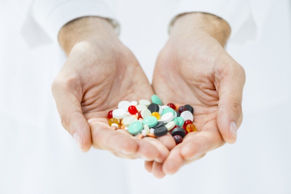 Działanie niepożądane produktu leczniczego BIZNES, Farmacja - Zgodnie z definicją zawartą w prawie farmaceutycznym działaniem niepożądanym badanego produktu leczniczego jest każde niekorzystne i niezamierzone działanie tego produktu, występujące po zastosowaniu jakiejkolwiek jego dawki.