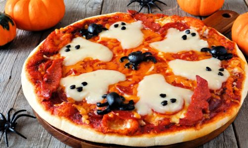 Domowa pizza z duszkami idealna na Halloween