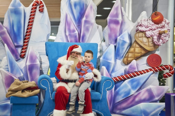 Wielka Świąteczna przygoda w Porcie Łódź! Dziecko, LIFESTYLE - Port Łódź rozbłysnął tysiącami światełek! Na każdym kroku w Centrum czekają na Klientów świąteczne dekoracje - pluszowe renifery, bałwanki, pingwiny oraz świetlne gałązki i drzewka, a także choinki.