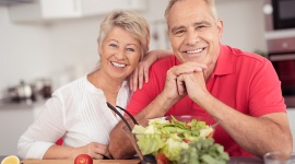 Na ratunek seniorom , LIFESTYLE - Problemy z wypróżnianiem to częsty problem u osób starszych ? szacuje się, że nawet 20 ? 30% seniorów cierpi na zaparcia. Zbliżający się Dzień Babci i Dzień Dziadka to dobry moment, by poruszyć w rozmowie z dziadkami tę delikatną kwestię i podpowiedzieć, jak mogą sobie pomóc.