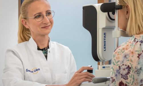 Optometrysta właściwy kontakt przy doborze korekcji wad wzroku