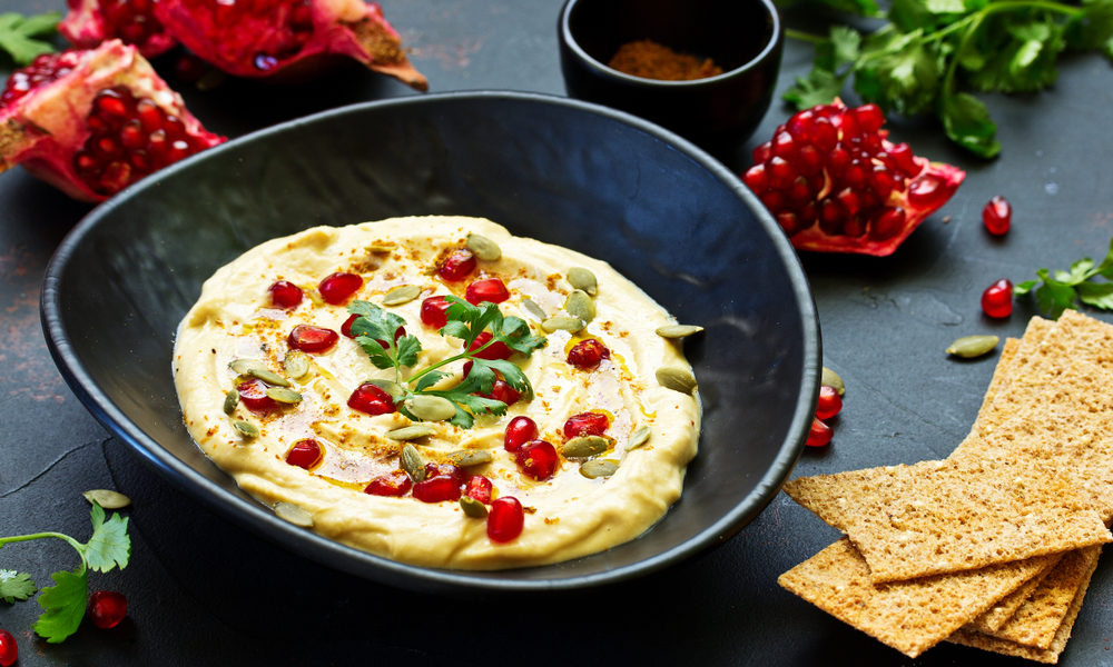 Zakazany owoc. Walentynkowy hummus z granatem