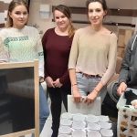 Mali pacjenci malowali kubki z wolontariuszami