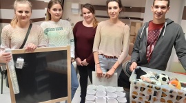 Mali pacjenci malowali kubki z wolontariuszami