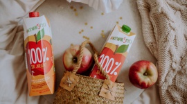 Czy sok dostępny w sklepie może być porcją warzyw lub owoców? , LIFESTYLE - W wielu krajach europejskich sok jest uznawany za jedną z zalecanych porcji owoców lub warzyw, podobnie jest w Polsce. Dr inż. Katarzyna Stoś prof. nadzw. IŻŻ ? wyjaśnia, dlaczego wszystkie soki, także te, które kupujemy w sklepach mogą stanowić uzupełnienie codziennej diety.