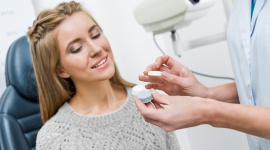 Soczewki pod lupą , LIFESTYLE - Pomimo zmian obserwowanych w ostatnich latach, dla większości osób korekcja okularowa nadal jest przeważającą i naturalną opcją. Dane wskazują, że Polacy są świadomi zalet wynikających z użytkowania soczewek, a około 50 proc. z nich jest skłonnych wypróbować je z ciekawości.