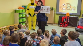 Jan znów w akcji! Przypomina dzieciom o bezpieczeństwie na drodze Dziecko, LIFESTYLE - Manekina testowego Jana znają prawie wszystkie wielkopolskie dzieci. Ten żółty bohater co roku odwiedza przedszkolaków oraz uczniów szkół podstawowych, aby przypomnieć im o najważniejszych zasadach dotyczących bezpieczeństwa na drodze.