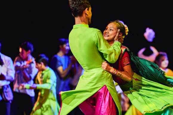 Mocny głos dzieci na Wielkim Finale Brave Kids Dziecko, LIFESTYLE - Ponad 100 młodych artystów z 16 krajów całego świata zawładnęło sceną Teatru Polskiego we Wrocławiu. Akrobacje, tradycyjne tańce i ludowe pieśni to pokazali nam uczestnicy Brave Kids na zakończenie swojej wizyty