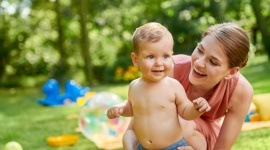 Odpowiedzi na 4 najczęstsze pytania dot. żywienia rocznego dziecka Dziecko, LIFESTYLE - Jak zadbać o prawidłową dietę dziecka, które nadal intensywnie rośnie i ma nieposkromioną chęć poznawania świata? Poznaj odpowiedzi na 4 ważne pytania!