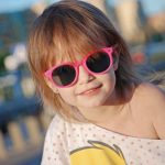 Dziecko na plaży ? jak skutecznie chronić wzrok naszej pociechy?