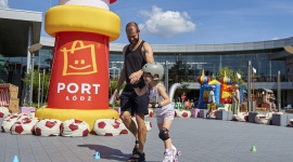 Czas na wrotki! Port Łódź zaprasza na Patio! Dziecko, LIFESTYLE - Wakacje zobowiązują! Latem warto dać sobie czas na pofolgowanie i zabawę, szczególnie w tak piękną słoneczną pogodę! Na Patio Portu Łódź w pobliżu urokliwej fontanny przez całe wakacje funkcjonuje bezpłatna wrotkarnia pod chmurką?.
