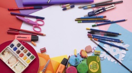 Darmowe podręczniki, 300 zł z programu Dobry Start i wyprawka na raty poradnik Dziecko, LIFESTYLE - Sierpień to czas kompletowania wyprawki szkolnej, przez co okres ten dla wielu rodziców kojarzy się ze stresem oraz dużymi wydatkami.