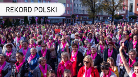 W Stargardzie padł Rekord Polski na najwięcej osób z różową wstążką! Zdrowie, LIFESTYLE - Październik to symboliczny miesiąc walki z rakiem piersi. Z inicjatywy Stowarzyszenia Amazonek ?Stokrotka? w Stargardzie podjęto oficjalną próbę ustanowienia Rekordu Polski na najwięcej osób z różową wstążką ? która jest symbolem walki z rakiem piersi. Padł rekord 944 osoby!