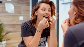 70% Polaków nie używa nici dentystycznej. Czy mamy problem z higieną jamy ustnej Zdrowie, LIFESTYLE - Na pytanie ?czy umiesz myć zęby?? pewnie większość z nas odpowiedziałaby ?no jasne, co w tym trudnego?? Samo szczotkowanie to jednak za mało. W tej kwestii ważne jest nie tylko to, czy myjemy zęby, ale? czy robimy to prawidłowo?