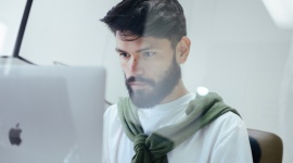 Oczy ? najważniejsze narzędzie pracy. Jak o nie dbać? Zdrowie, LIFESTYLE - Problem zaczerwienionych i piekących oczu dotyczy nawet 6 na 10 Polaków , a narażone na niego są w szczególności osoby pracujące przed komputerem. Jak dbać o oczy, aby życie i praca przebiegały efektywniej?
