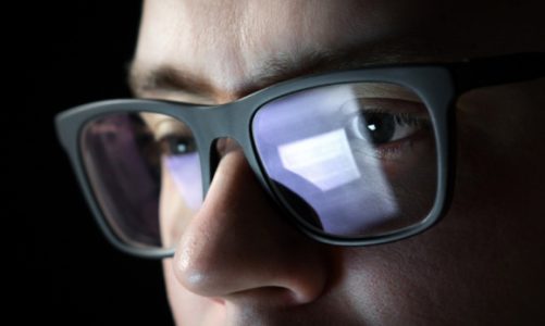 Cyfrowe zmęczenie oczu ? czyli jak właściwie korzystać z technologii?