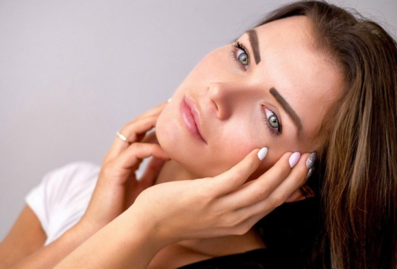 Peeling medyczny receptą na zniszczoną słońcem skórę Zdrowie, LIFESTYLE - Peeling usuwa zanieczyszczenia i obumarły naskórek. Regularne zabiegi wykonywane samodzielnie pozwalają zachować subtelną i gładką skórę. Gdy jednak ta domowa pielęgnacja nie wystarcza, warto wybrać się na peeling medyczny.