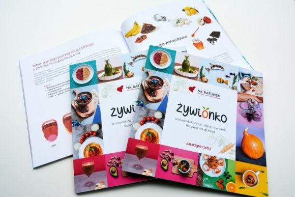 ?ŻywiOnko? ? pyszny i zdrowy przewodnik kulinarny dla dzieci i młodzieży Zdrowie, LIFESTYLE - Wyjątkowa, kolorowa i niezwykle praktyczna ? taka właśnie jest książka kulinarna autorstwa psychodietetyczki, Katarzyny Cieśli. Powstała z myślą o małych pacjentach szpitali onkologicznych, ale przyda się wszystkim rodzicom, którym zależy na zdrowym odżywianiu dzieci.
