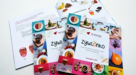 ?ŻywiOnko? ? pyszny i zdrowy przewodnik kulinarny dla dzieci i młodzieży Zdrowie, LIFESTYLE - Wyjątkowa, kolorowa i niezwykle praktyczna ? taka właśnie jest książka kulinarna autorstwa psychodietetyczki, Katarzyny Cieśli. Powstała z myślą o małych pacjentach szpitali onkologicznych, ale przyda się wszystkim rodzicom, którym zależy na zdrowym odżywianiu dzieci.