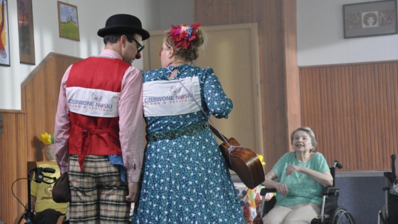 Czerwone Noski przynoszą radość seniorom razem z Fundacją TV Puls ?Pod Dębem? Zdrowie, LIFESTYLE - Nietypowa akcja społeczna Fundacji TV Puls ?Pod Dębem? i Fundacji Czerwone Noski! Organizacje zachęcają do wspierania inicjatywy na rzecz starszych mieszkańców domów pomocy społecznej. Zobacz spot promujący akcję na kanale TV Puls i PULS 2.