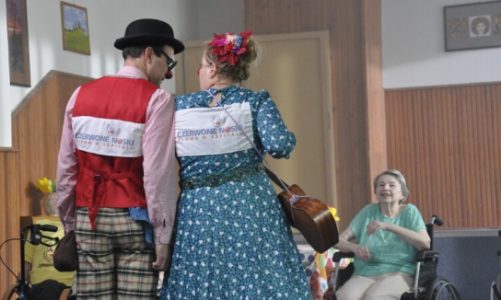 Czerwone Noski przynoszą radość seniorom razem z Fundacją TV Puls ?Pod Dębem?