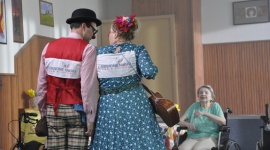 Czerwone Noski przynoszą radość seniorom razem z Fundacją TV Puls ?Pod Dębem? Zdrowie, LIFESTYLE - Nietypowa akcja społeczna Fundacji TV Puls ?Pod Dębem? i Fundacji Czerwone Noski! Organizacje zachęcają do wspierania inicjatywy na rzecz starszych mieszkańców domów pomocy społecznej. Zobacz spot promujący akcję na kanale TV Puls i PULS 2.