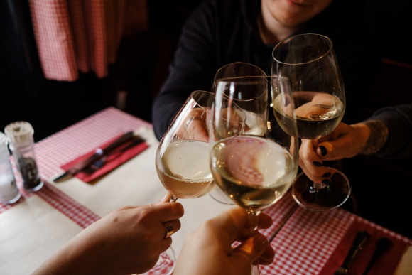 Imieniny Ani, czyli Polak okazję do picia znajdzie zawsze Zdrowie, LIFESTYLE - Sprzedaż alkoholu w Polsce stale rośnie. Zbyt wiele sposobności do świętowania w ciągu roku? Sęk w tym, że owe świętowanie, przynajmniej w Polsce, nieodłącznie wiąże się z nadmiernym spożyciem wysokoprocentowych trunków.