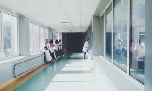 Kolejki, wizyty prywatne i brak lekarzy ? taka była opieka medyczna w 2019
