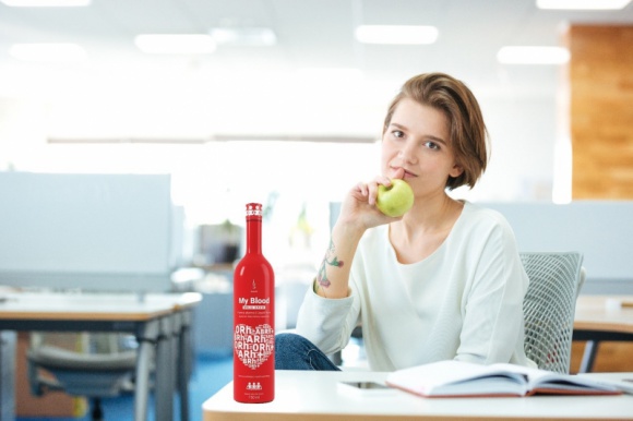 Dlaczego prawidłowy poziom czerwonych krwinek jest tak ważny i co zrobić, by zwi Zdrowie, LIFESTYLE - Dzięki morfologii krwi można ocenić ilość i jakość jej elementów, w tym erytrocytów, czyli czerwonych krwinek. Jaką funkcję pełnią i dlaczego warto zadbać o ich odpowiedni poziom?