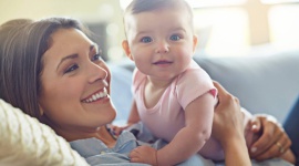 Na dwa sposoby, czyli wszystko o karmieniu mieszanym niemowlęcia Dziecko, LIFESTYLE - Zdarzają się różne sytuacje, w których karmienie mlekiem mamy jest utrudnione, np. mama ma zbyt mało pokarmu i nie jest w stanie zaspokoić potrzeb dziecka. Co zrobić w takiej sytuacji? Czy wiesz, czym jest karmienie mieszane?