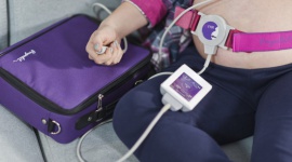 Zadbaj o bezpieczeństwo w ciąży! Zamów już dziś mobilne KTG Pregnabit Dziecko, LIFESTYLE - Badanie KTG to złoty standard? opieki okołoporodowej wykonywane obowiązkowo u każdej kobiety w III trymestrze ciąży. Dzięki telemedycznemu urządzeniu KTG Pregnabit, badanie można wykonać o każdej porze, w zaciszu swojego domu.