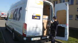 Kurierzy pomagają walczyć z epidemią Zdrowie, LIFESTYLE - Szycie i transport maseczek, wsparcie logistyczne i zapewnienie bezpiecznych opcji doręczenia paczek ? tak GLS Poland wspiera walkę z koronawirusem. Angażują się pracownicy i kurierzy, którzy mają świadomość, że wzajemna pomoc jest teraz najważniejsza.