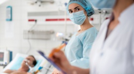 Pracownicy szpitali potrzebni od zaraz Zdrowie, BIZNES - Już nie tylko maseczki, gogle ochronne, rękawiczki i respiratory są w polskich szpitalach najpotrzebniejsze. W szpitalach zaczyna również brakować personelu medycznego.