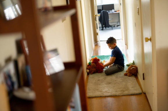 UNICEF Polska alarmuje: Rośnie skala zjawiska przemocy domowej wobec dzieci Dziecko, LIFESTYLE - Wraz z ograniczeniami i zaostrzeniami wynikającymi z pandemii koronawirusa, zarówno w Polsce, jak i w innych krajach zmagających się z COVID-19, znacząco nasila się zjawisko przemocy domowej. W szczególnie trudnej sytuacji znalazły się dzieci.