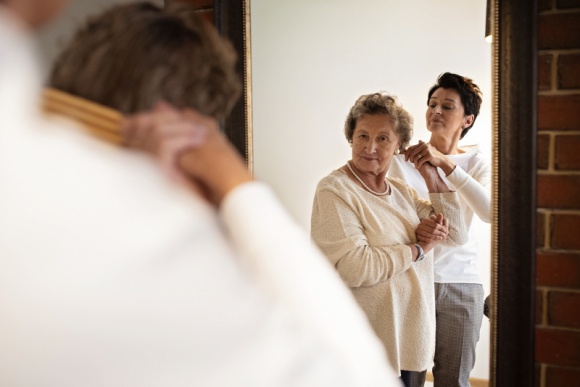 Seniorzy w grupie ryzyka, a co z ich opiekunami? Dzień Opiekuna Osób Starszych Zdrowie, LIFESTYLE - 15 maja obchodzimy Dzień Opiekuna Osób Starszych, święto osób opiekujących się seniorami zawodowo i w rodzinach. Szacuje się, że w Polsce brakuje ok. 20 tysięcy opiekunów.