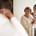 Seniorzy w grupie ryzyka, a co z ich opiekunami? Dzień Opiekuna Osób Starszych