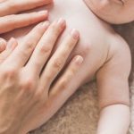 Czy znasz 5 oznak szczęśliwego brzuszka Twojego dziecka?