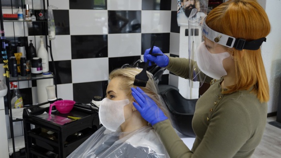 Samoprzylepna maseczka ochronna dla salonów fryzjerskich i kosmetycznych Zdrowie, BIZNES - Samoprzylepna maseczka ochronna MASTICK dla salonów fryzjerskich, kosmetycznych i gabinetów rehabilitacyjnych