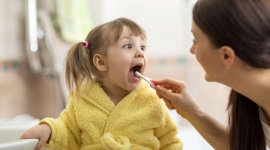 Rodzicu, szczotkuj zęby swojej pociechy nawet do 12. roku życia! Dziecko, LIFESTYLE - Ponad połowa trzylatków, 80% pięciolatków i aż 90% siedmiolatków w Polsce ma próchnicę . Według badań to właśnie ona jest jednym z najczęstszych problemów zdrowotnych występujących u dzieci.
