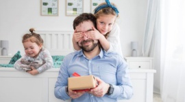 Dzień Ojca czym zaskoczyć tatę w dniu jego święta? Dziecko, LIFESTYLE - 23 czerwca to data dobrze znana dzieciom oraz dorosłym to właśnie w tym dniu obchodzony jest Dzień Ojca! Poniżej kilka faktów związanych z tą okolicznością oraz krótki poradnik, czym zaskoczyć tatę w dniu jego święta, by sprawić mu radość.