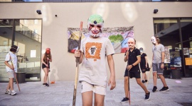 Zostań wolonariuszem Brave Kid Dziecko, LIFESTYLE - Brave Kids pożegnały się z Przedmieściem Oławskim pełnym ekspresji pokazem. Przygodę z tegoroczną edycją zakończą na niepowtarzalnym festiwalu, w którym wezmą udział dzieci z całej Polski. Do jego organizacji potrzebni są wolontariusze. Zapisy trwają!