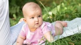 Jak ubrać niemowlaka latem? Bezpieczne i wygodne ubranka Endo na każdą pogodę. Dziecko, LIFESTYLE - Typowe, polskie lato raz upalne, innym razem chłodne powoduje u wielu rodziców dylemat, jak ubrać niemowlaka, żeby nie było mu za ciepło lub za zimno.